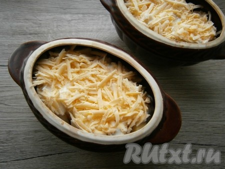 Посыпать все сверху натертым на крупной или средней терке твердым сыром.