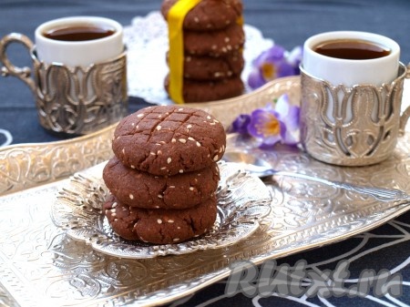 Духовку разогреть до 180 градусов и печь домашнее печенье с кунжутом минут 15. Когда шоколадное печенье остынет, его можно подавать к чашке кофе.
