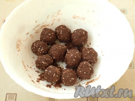 Тесто не должно быть липким, но и забивать его лишней мукой не нужно. Скатать из теста одинаковые шарики. У меня вышло 11 штук.
