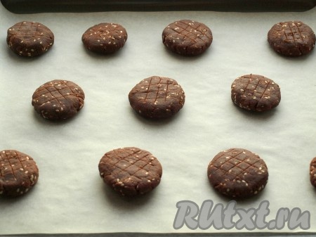 Каждый шарик немного приплюснуть, на поверхности сделать ножом решёточку. Все заготовки выложить на противень, застеленный пергаментом.
