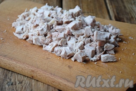 Филе индейки отварить в подсоленной воде до готовности.&nbsp;Я варила индейку 45 минут, время варки будет зависеть от возраста птицы. Готовое мясо должно легко прокалываться ножом. Вареное мясо остудить и нарезать небольшими кусочками.
