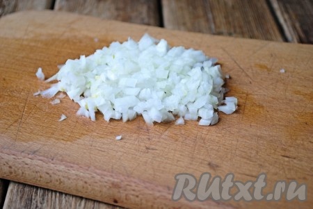 Лук очистить и нарезать очень мелко.&nbsp;
