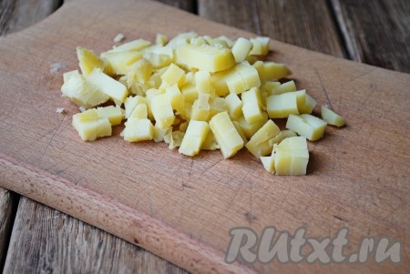 Картофель и морковку вымыть и отварить в подсоленной воде до готовности (готовые овощи легко можно проколоть ножом или вилкой), затем остудить и очистить. Картофель нарезать мелкими кубиками. 