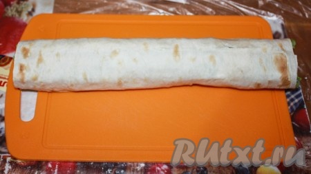 Аккуратно свернуть лаваш рулетом.
