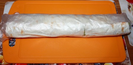 Рулет плотно завернуть в пищевую пленку и убрать на несколько часов холодильник, можно оставить на ночь.
