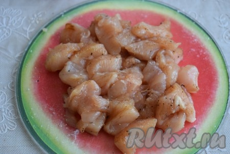 К нарезанному куриному мясу добавляем соль, чёрный молотый перец и соевый соус (или соус "Терияки"), перемешиваем, оставляем пропитаться на 10-15 минут.