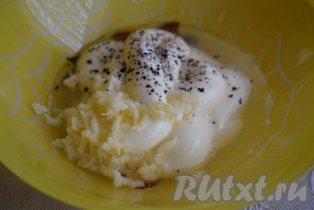 К соусу из майонеза и лимонного сока добавляем чеснок, пропущенный через пресс, соль и чёрный молотый перец.