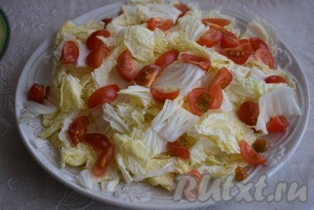 Сверху кладём нарезанные на дольки (или половинки) помидоры черри.