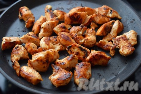 В процессе жарки несколько раз перемешиваем куриные кусочки. Готовую курочку снимаем со сковороды и выкладываем в миску.

