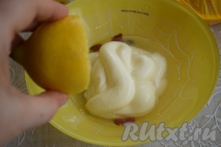 Для приготовления соуса для нашего салата смешиваем майонез с соком, выжатым из половины лимона.