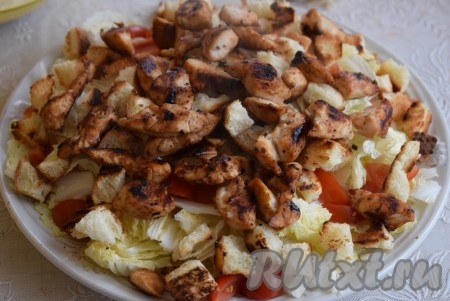 Далее - куриное филе, подрумяненное на сухой сковороде.