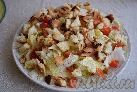 Сверху выкладываем сухарики.
