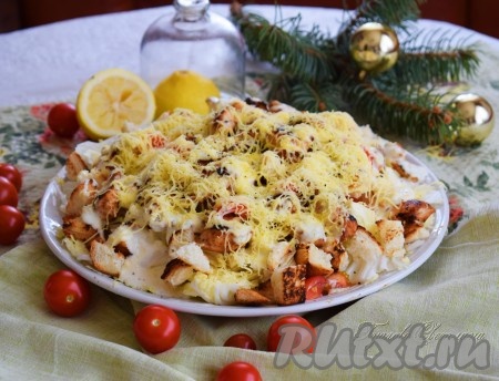 Заправляем салат соусом, полив сверху все ингредиенты. Затем сверху посыпаем салат натёртым сыром.