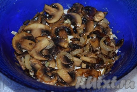 Далее раскладываем часть грибов, обжаренных с луком, смазываем майонезом.