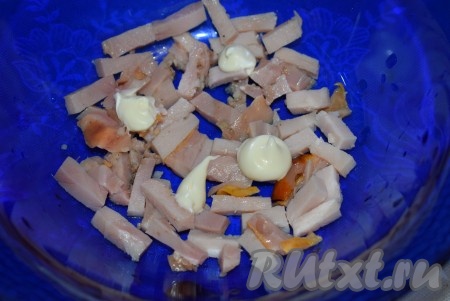 Варёные яйца и 60 грамм сыра (оставшийся сыр будем использовать для украшения салата)&nbsp;натираем на крупной тёрке в разные миски. Очищенные грецкие орехи нарезаем на маленькие кусочки. После того как мы подготовили все ингредиенты, приступаем к сборке нашего салата. Берём глубокую миску. Мы будем формировать салат-перевёртыш, то есть готовый салат перед подачей будет переворачиваться на тарелку, поэтому для того чтобы салат легко отставал от формы, миску нужно будет застелить пищевой плёнкой так, чтобы края плёнки свисали с краёв миски. Первым слоем в миску, застеленную плёнкой, выкладываем часть нарезанной копчёной курицы, смазываем майонезом.