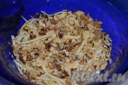 Следующим слоем будет часть грецких орехов, смазываем майонезом. Далее опять выкладываем копчёную курицу и, слегка прижимая ложкой, повторяем слои до тех пор, пока не закончатся ингредиенты. Верх сформированного салата прикрываем свисающими краями плёнки. Даём салату настояться и пропитаться в холодильнике в течение 5-8 часов. Затем раскрываем плёнку, закрывающую верх салата. На поверхность салата кладём плоскую тарелку и аккуратно переворачиваем его, убираем плёнку.