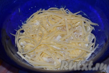Посыпаем частью натёртого сыра.