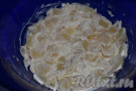 Следующим слоем раскладываем часть нарезанных консервированных ананасов, смазываем майонезом. Майонез не только делает блюдо более сочным, но и помогает скрепить слои, чтобы салат не развалился при переворачивании.