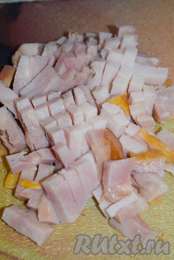 Копчёную курицу нарезаем на мелкие кубики.
