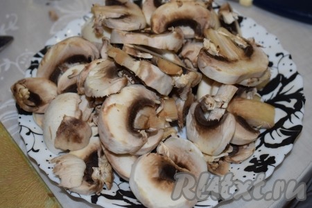 Шампиньоны моем, обсушиваем, нарезаем на пластины.