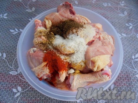 К мясу добавьте черный молотый перец, паприку, горчицу и соль, тщательно перемешайте и оставьте на 20-30 минут (для маринования).
