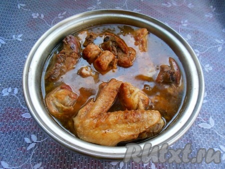 Залейте кусочки курицы кипящей водой на 1-2 см выше уровня самого мяса, посолите по вкусу. Поставьте на огонь, после закипания уменьшите огонь и варите минут 20-30, накрыв крышкой.
