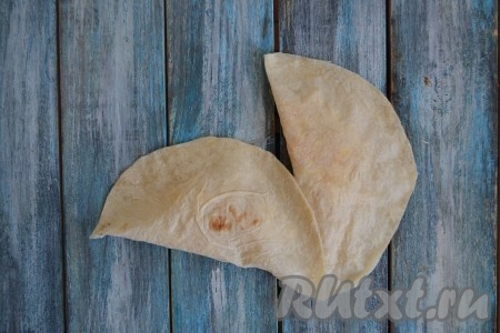 Накрыть смоченной половинкой лаваша начинку и, немного прижимая пальцами, скрепить края. Аналогично сформировать все кутабы из лаваша.
