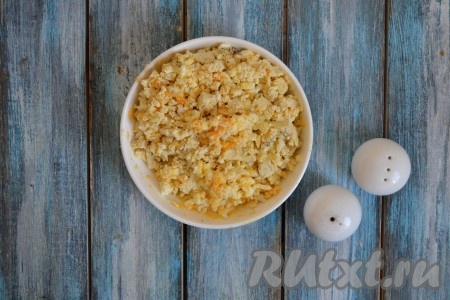 По вкусу всыпать соль и черный молотый перец. Тщательно перемешать начинку.
