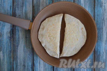 Обжарить кутабы по 2-3 минуты с каждой стороны.
