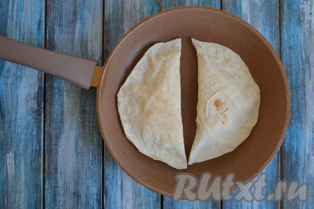 Разогреть сковороду, снизить огонь к минимуму и выложить заготовки. Масло вливать не нужно.&nbsp;
