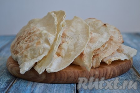 Хрустящая оболочка с нежной, ароматной начинкой - это кутабы из лаваша. Их можно сразу же подавать к столу, хотя в остывшем виде они не менее вкусны.
