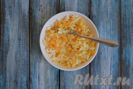 Яйца отварить вкрутую, остудить и растолочь вилкой в мелкую крошку.
