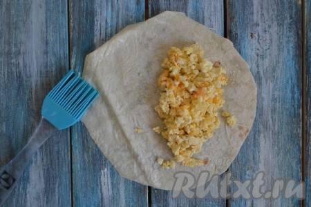 Вторую половинку лаваша широко по краю смочить холодной водой.
