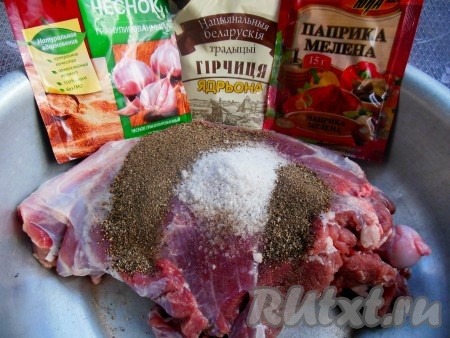 К мясу добавьте соль, черный молотый перец, паприку, гранулированный чеснок (или чеснок, пропущенный через пресс), горчицу. 
