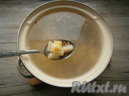 Картошку, чеснок, морковь и лук очистить, сладкий перец освободить от семян. Когда говядина сварится, долить в кастрюлю горячую воду, добавить картофель,&nbsp;нарезанный кубиками, и всыпать предварительно перебранную гречневую крупу, варить суп на небольшом огне 20-25 минут (до готовности картошки и гречки).
