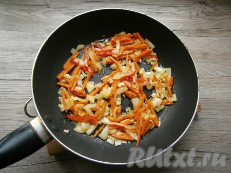 Овощи обжарить на среднем огне, помешивая, до мягкости (4-5 минут).

