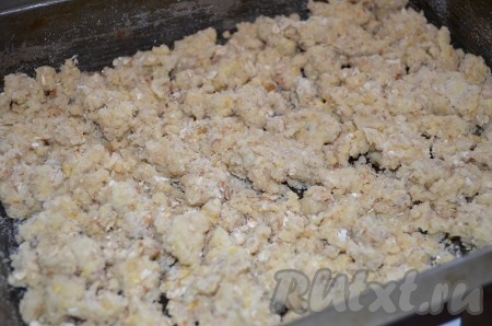 2/3 теста выложить в форму для запекания, слегка прижать руками. Выпекать в разогретой духовке 15 минут при температуре 190 градусов.
