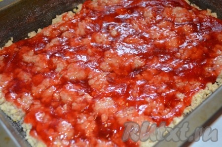 Через 15 минут испеченный корж необходимо смазать тонким слоем джема.
