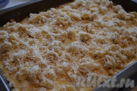 В оставшуюся 1/3 теста добавить кокосовую стружку (можно стружку и не добавлять). На испеченный корж выложить творожную массу и оставшуюся 1/3 часть теста.
