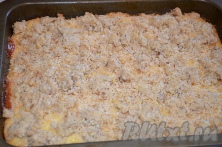 Выпекать творожно-овсяный пирог в духовке 25-30 минут при температуре 180 градусов до золотистого цвета.
