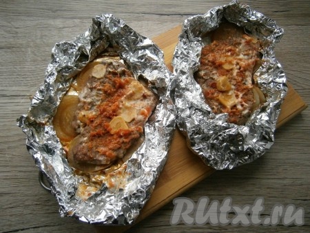 Запекать отбивные из говядины в разогретой духовке при температуре 170-180 градусов около 40-50 минут, после чего развернуть фольгу и переложить отбивные на тарелки или подать прямо в фольге, подогнув края вовнутрь.
