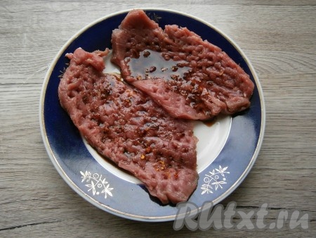 Поместить отбивные в тарелку, полить их соевым соусом. Оставить мясо на 20 минут.