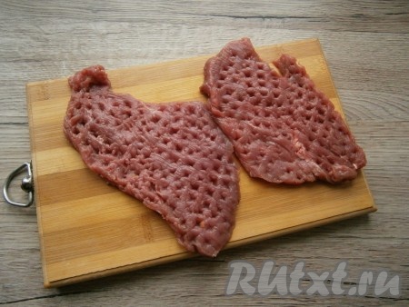 Стейки говядины (порционные кусочки мяса) хорошо отбить молоточком.
