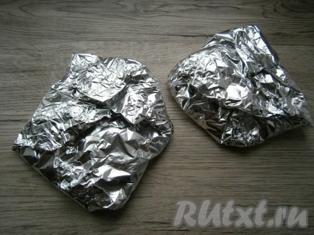 Аккуратно края фольги завернуть сверху, мясо не переворачивать. Аналогично завернуть в фольгу вторую отбивную из говядины.