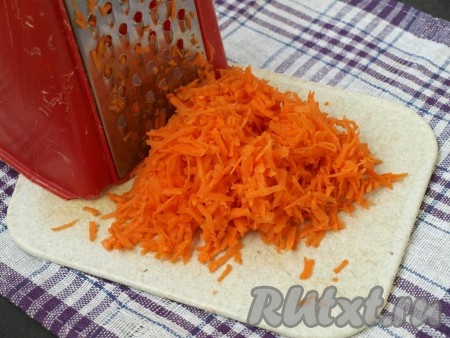 Морковь очистить и натереть на тёрке.
