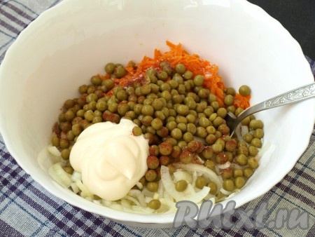 Затем в салат из говядины, моркови и лука добавить консервированный горошек, соль, перец и майонез, перемешать.
