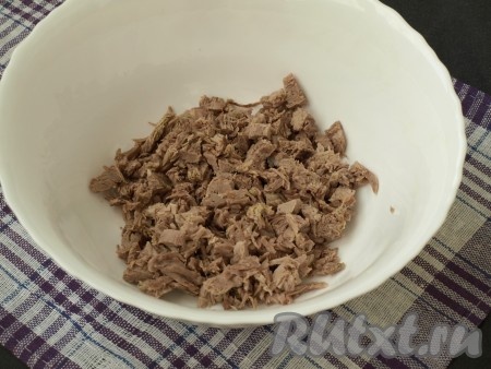 Отварную говядину измельчить кубиками, сложить в глубокий салатник.