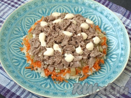 Далее следует нарезанная кубиками говядина и также смазывается майонезом.