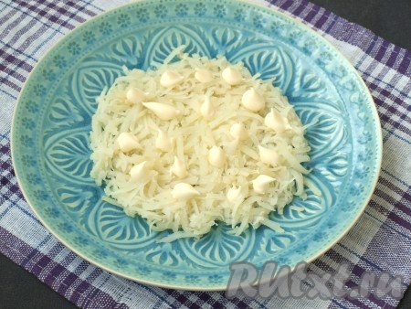 Вареные морковь, картофель и яйца очистить. Салат "Уральские самоцветы" лучше выкладывать горкой на плоское блюдо. Сначала выложить натёртый картофель, сверху немного посолить и нанести майонез. Затем майонез нужно аккуратно размазать по поверхности.