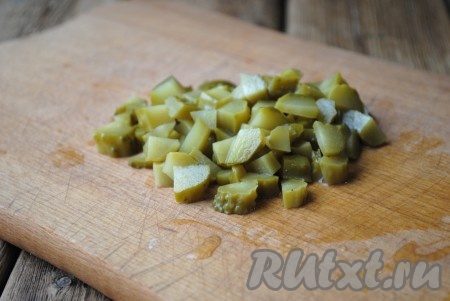 Солёные огурцы нарезать кубиками. 